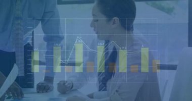 Personel 4, çalışma ekibi verileri incelerken çizgi ve çizgi grafiklerini gösteriyor. İşbirliği, takım çalışması, analiz, ofis, yenilik, strateji, iletişim