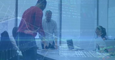 Konferans odasında dizüstü bilgisayarlarla Afrika kökenli Amerikalı adamın inceleme çizelgesini ve belgelerini gösteriyordu. İşbirliği, takım çalışması, şirket, iş, finans, veri, modern