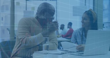 Üst düzey bir adam ve kadının veri tablosu eşliğinde ofis masasında belgeleri gözden geçirmesi. İşbirliği, akıl hocalığı, profesyonellik, modernlik, takım çalışması, analitik, iş