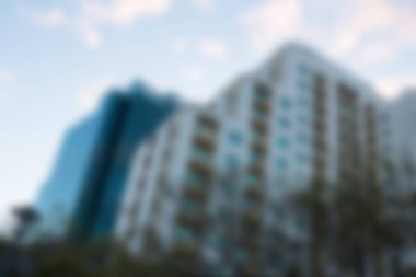 Şehirdeki gökyüzüne karşı binaların odaksız görüntüsü