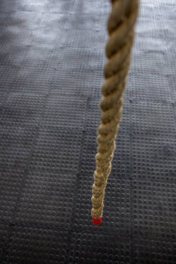 Yüksek açılı halat spor salonunda sallanıyor.