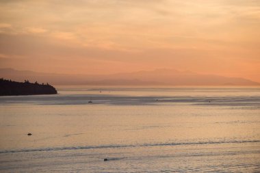 Deniz gökyüzü günbatımı sırasında karşı doğal görünümü