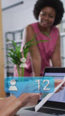 Dijital animasyon örtüşen veriler, ofis ortamında iş adamları. Takım çalışması, işbirliği, teknoloji, yenilik, beyin fırtınası, strateji