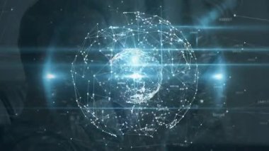 Bilgisayar holografik ağ teknolojisine güç veriyor. Oturan adamın arkasında dönen tarama ışını maddeleşiyor. Teknoloji, yenilik, bağlantı, dijital, fütürist, veri, görselleştirme