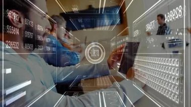 Sakallı analistin dizüstü bilgisayarda yazması takım tepkisiyle iş görüşmeleri için HUD akış numaralarına neden oluyor. Teknoloji, işbirliği, yenilik, veri, fütüristik, takım çalışması, analitik