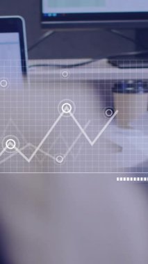 Ofiste çalışan iş adamlarının grafikleri ve çizelgeleri. takım çalışması, işbirliği, istatistik, veri, analitik, sunum