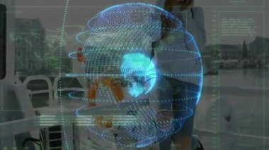 Bir kadın akıllı telefonu kulağına kaldırıyor ve arıyor, yarı saydam AR teknolojisini marina rıhtımına yansıtıyor. Gelecek, teknoloji, yenilik, iletişim, açık hava, kıyı, sanal gerçeklik