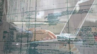 Bilgisayar klavyesinde kodlayıcı yazılıyor ve yüksek teknoloji arayüzü için animasyon kod ızgaraları etkinleştiriliyor. Teknoloji, yenilik, dijital, arayüz, yazılım, fütüristik, çalışma alanı