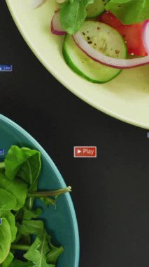 Abone olan taze salata kaseleri ve malzemelerin üzerinde oynat düğmeleri animasyonu. Sağlıklı, besleyici, sebze, yemek, diyet, yaşam tarzı