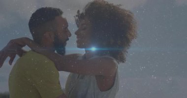 Adamın biri onun bakışlarını paylaşıyor ve balkonda öpüşüyor. Pazarlama için yanıp sönen mavi lensleri gösteriyor. Romantizm, samimiyet, şehir manzarası, yaşam tarzı, canlı, bağlantı, kentsel