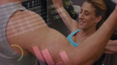 Fitness müşterisi, antrenör pozisyonunu yönlendirirken göğüs baskısına basıyor ve canlı istatistikleri etkinleştiriyor. Sağlık, güç, teknoloji, sağlık, eğitim, performans, veri