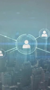 Şehir manzarası üzerindeki bağlantı ağının animasyonu. Dijital olarak oluşturulmuş küresel bağlantılar, hesaplama ve veri işleme kavramı.