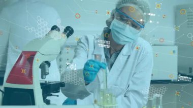 Kadın bilim adamı laboratuvar mikroskobu altında veri örtüsü ile tüp örnek alıyor. Bilim, araştırma, laboratuvar, yenilik, teknoloji, analiz, kesinlik