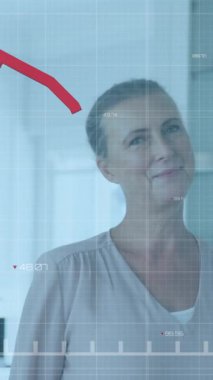 Evinde gülümseyen Kafkas 'lı yaşlı kadının portresiyle istatistiksel veri işleme animasyonu. Emeklilik yaşam tarzı ve iş veri teknolojisi kavramı