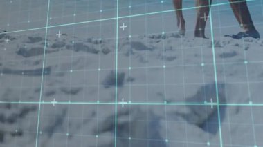 Şeffaf ızgara tarama sahili ve çıplak ayaklı çift plajda teknolojiyi göstermek için dönüyor. Macera, eğlence, uyum, minimalist, dijital, açık hava, canlı