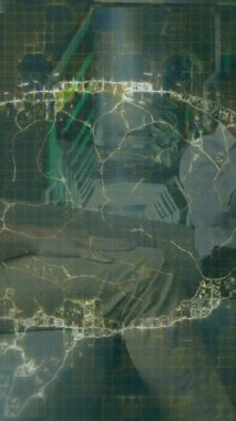 İnsan beyninin animasyonu ve VR kulaklık takan iş adamının tıbbi veri işlemesi. küresel bilim, dijital arayüz, teknoloji ve ağ konsepti dijital olarak oluşturulmuş video.