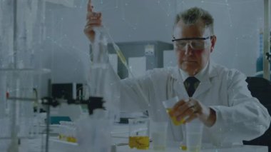 Laboratuvar araştırmacısı pipeti kavrayıp sıvı alıyor ve analiz için tüp içine damla bırakıyor. Bilim, deney, kesinlik, yenilik, teknoloji, analiz, araştırma