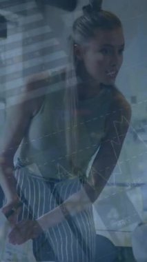 Ofisteki çeşitli iş adamları üzerinde finansal veri işleme animasyonu. Küresel finans, iş, bağlantılar, hesaplama ve veri işleme kavramı dijital olarak oluşturulmuş video.