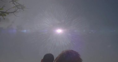 Güneşte parlayan lensler, okyanusa bakan okyanus manzaralı bankları açığa çıkarıyor. Romantik, günbatımı, siluet, manzara, rahatlık, sükunet, doğa