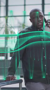 Adam telefonda yeşil dijital dalga animasyonu ile konuşuyor. Teknoloji, iletişim, akıllı telefon, sohbet, siber, fütürist