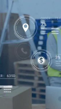 Depo çalışanları, üzerinde veri işleme animasyonu olan güvenlik donanımı taşıyorlar. Endüstri, lojistik, teknoloji, takım çalışması, envanter, makine