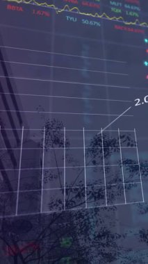 Şehir manzarası üzerinde veri işleme animasyonu. küresel iş ve dijital arayüz kavramı dijital olarak oluşturulmuş video.