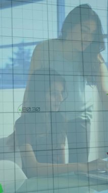 Ofisteki çeşitli iş adamları üzerinde finansal veri işleme animasyonu. Küresel finans, iş, bağlantılar, hesaplama ve veri işleme kavramı dijital olarak oluşturulmuş video.