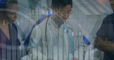 Doktor ve hemşire çalışma yerindeki hasta çizelgelerine bakıyor, baş hareketleriyle titreşen grafikler. Tıbbi, işbirliği, veri, analiz, klinik, takım çalışması, teşhis