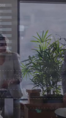 Muhtelif iş kadınlarının ofiste tartıştığı istatistiksel veri işleme animasyonu. Bilgisayar arayüzü ve iş veri teknolojisi kavramı