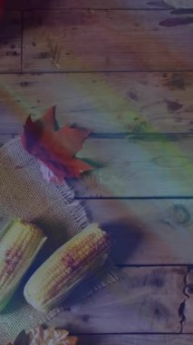 Şükran Günü masasında hindi, mısır ve sonbahar yaprakları var. Kutlama, bayram, bayram, gelenek, hasat, aile