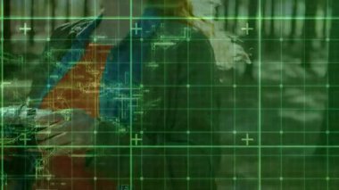 Görünüşte olan kadın fotoğrafçı, objektifi büküyor ve orman sahnesini yakalıyor. Doğa, macera, açık hava, keşif, perspektif, dinginlik, yaratıcı