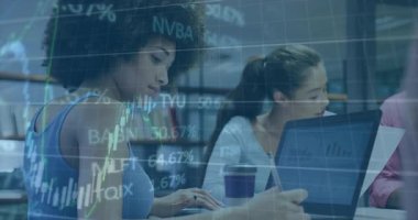 Dizüstü bilgisayar yazan ve not alan kıvırcık saçlı bir kadın, takım analizi için finansal veri akışı. Teknoloji, takım çalışması, işbirliği, finans, ofis, analitik, modern