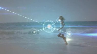 Islak kumda çıplak ayakla koşan bir kadın nabız düğümlerini etkinleştiriyor ve dijital ağı genişletiyor. Teknoloji, bağlantı, fütürizm, dijital, ağ, yenilik, yaşam tarzı