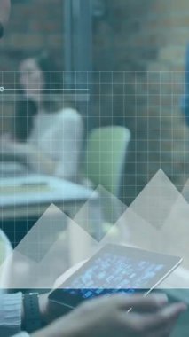 Çeşitli iş adamlarının iş görüşmeleri üzerine veri işleme ve diyagramların animasyonu. Küresel iş ve dijital arayüz kavramı dijital olarak oluşturulmuş video.