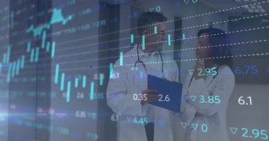 Erkek doktor, kadın doktora katılıyor. Dosyada tıbbi raporları inceliyor. İlerlemeyi inceliyor. Tıbbi, sağlık, teknoloji, analiz, işbirliği, profesyonel, teşhis