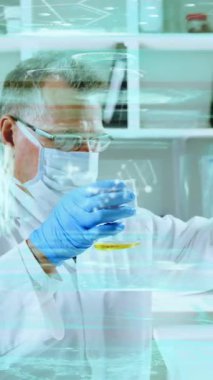 Laboratuvar önlüğü giyen bilim adamları dijital veri ile animasyon üzerinde deney yapıyorlar. Araştırma, teknoloji, yenilik, laboratuvar, analiz, fütüristik