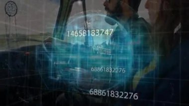 Taksi şöförü ve seyir subayı kırsal kamyon sürüşü sırasında holografik verileri inceliyor. Teknoloji, ulaşım, yenilik, bağlantı, gösterge paneli, kırsal kesim, işbirliği