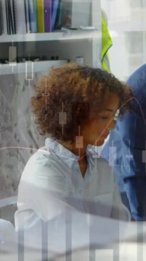 Erkek ve kadın mimarların tartıştığı istatistiklerin canlandırılması. iş, geliştirme ve üretkenlik kavramı dijital olarak oluşturulmuş video.