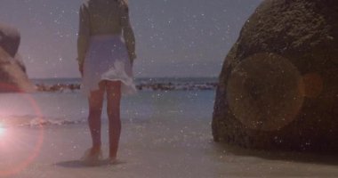 Seyahat blogcusu kıyıya çıkıyor ve suyu hareketli dalgalarla test ediyor. Deniz kenarı, sahil, kıyı şeridi, tasasız, keşif, dinginlik, doğal