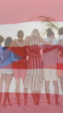 Sahilde kucaklaşan, Porto Riko bayrağıyla örtüşen arkadaşlar, animasyon yaratıyorlar. Arkadaşlık, birlik, kutlama, tatil, yaz, çeşitlilik