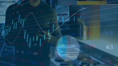 Finansal analist tableti tıklatıyor ve küçülen şamdanları güncelliyor ve grafikler çöküşü analiz ediyor. Teknoloji, finans, analitik, dijital, kentsel, modern, iş