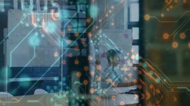 Devre feshetme, iş toplantısını ifşa etme sunucu işbirliği için yapışkan notlar yerleştirme. İşbirliği, beyin fırtınası, takım çalışması, yenilik, şirket, çalışma alanı, iletişim