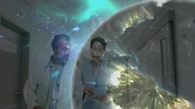 Holografik dünya koridorda dönerken hasta verileri için doktorla tableti tıkırdatan hemşire. Tıbbi, teknoloji, yenilik, profesyonellik, işbirliği, fütüristik, sağlık