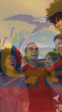 Birlikte gülüyorlar, arka planda Ekvador bayrağı animasyonu olan çeşitli arkadaşlar. kutlama, çeşitlilik, çok kültürlü, birlik, mutluluk, topluluk