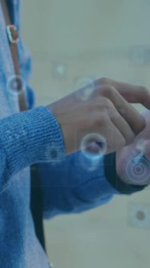 Dürbün taraması ve akıllı telefon kullanan adamın ekranındaki veri işleme animasyonları. küresel bağlantılar, teknoloji ve dijital arayüz konsepti dijital olarak oluşturulmuş video.