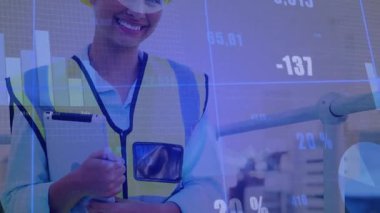 Elinde plan tutan kadın yenilenebilir enerji alanında veri yükleme başlatıyor, izleme ölçümleri. Sanayi, teknoloji, analitik, izleme, sürdürülebilirlik, mühendislik, yenilik