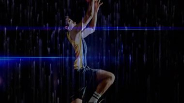 Spor atleti sol tutucu toptan hızla koşuyor. Sayı yapmak için smaç yaparken arıza yağmuruna neden oluyor. Dinamik, atletizm, hareket, fütüristik, yoğun, kentsel, güçlü