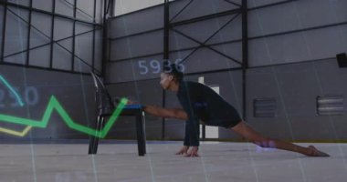 Sandalyedeki avuç içine bastıran sporcu, hareketli vücut hareketlerini derinleştirirken hareketli grafikleri tetikliyor. Eğitim, biyomekanik, esneklik, analitik, performans, dayanıklılık, fitness