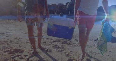 Boş bir açılış sahnesinde, mercek fişeklerinin arasında yürüyen ve soğutucuyu taşıyan iki arkadaş görülüyor. Sahil, arkadaşlık, boş zaman, yaz, açık hava, tatil, manzara