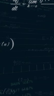 Matematiksel denklemlerle kara arkaplan üzerinde finansal veri işleme animasyonu. İş, finans, bilgisayar ve dijital arayüz kavramı dijital olarak oluşturulmuş video.